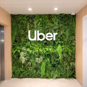 Jardim vertical artificial logotipo escritório Uber